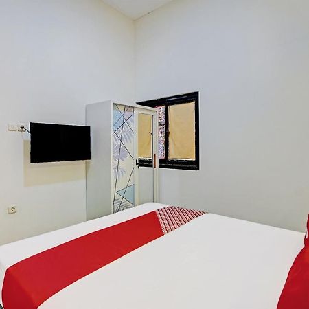 Oyo 92435 Sunlo Cozy Home Family Homestay Syariah Сурабая Екстериор снимка