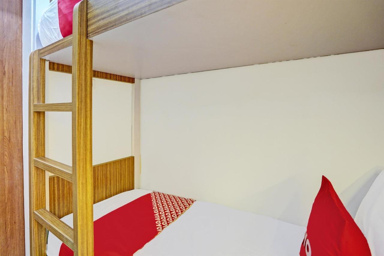 Oyo 92435 Sunlo Cozy Home Family Homestay Syariah Сурабая Екстериор снимка
