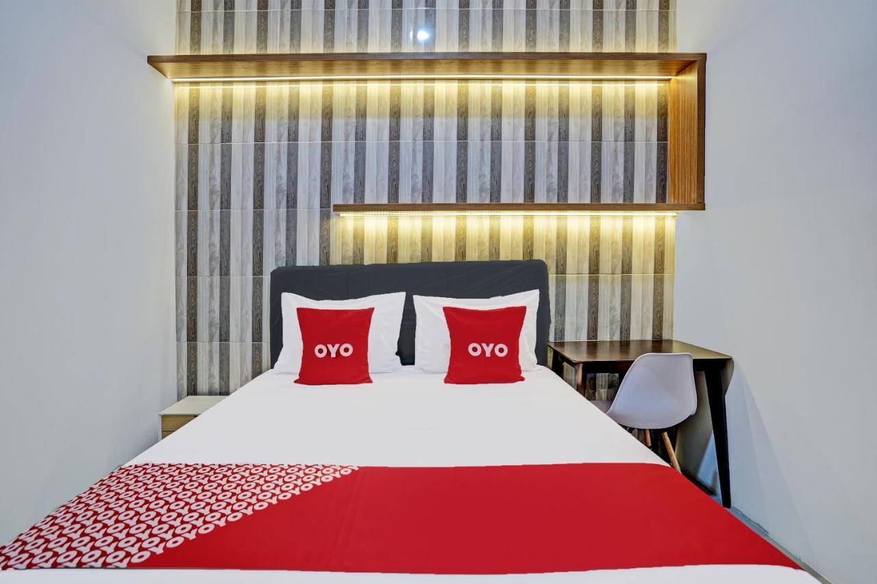 Oyo 92435 Sunlo Cozy Home Family Homestay Syariah Сурабая Екстериор снимка