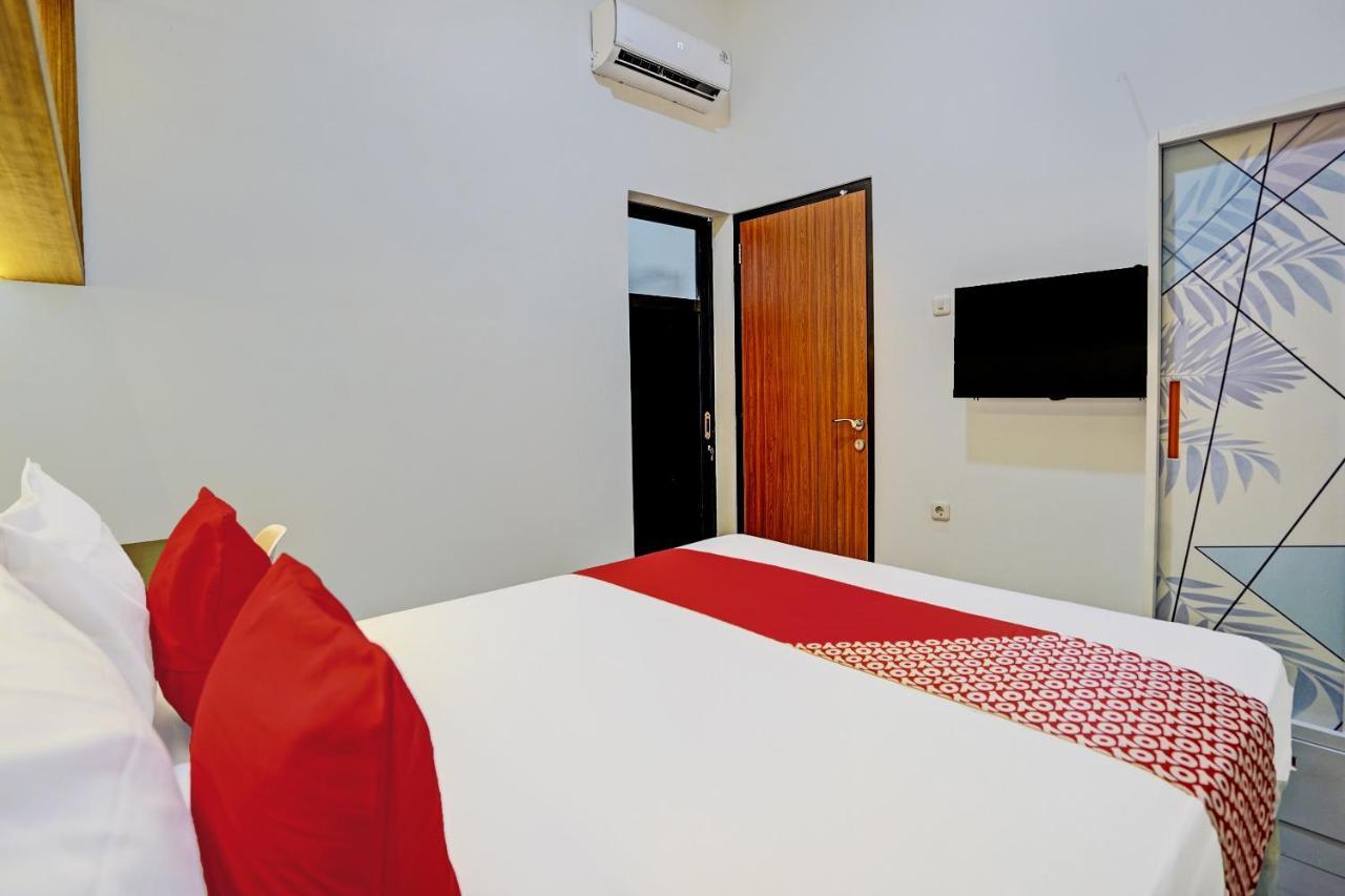 Oyo 92435 Sunlo Cozy Home Family Homestay Syariah Сурабая Екстериор снимка
