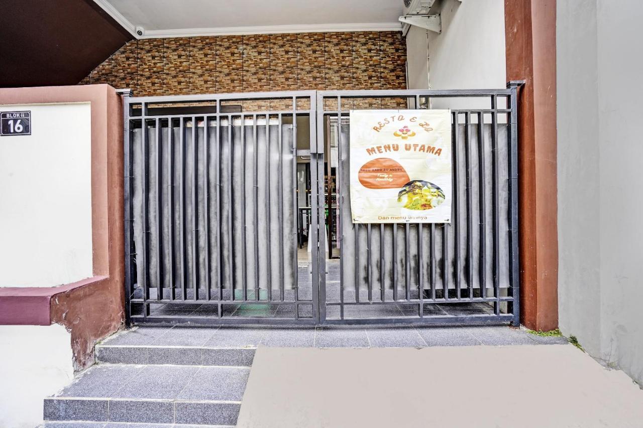Oyo 92435 Sunlo Cozy Home Family Homestay Syariah Сурабая Екстериор снимка