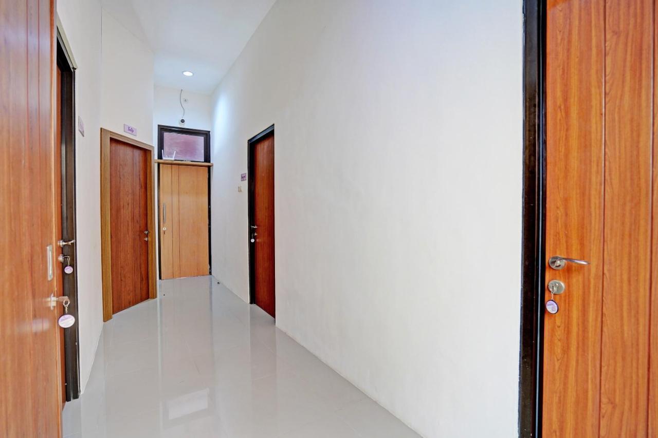 Oyo 92435 Sunlo Cozy Home Family Homestay Syariah Сурабая Екстериор снимка