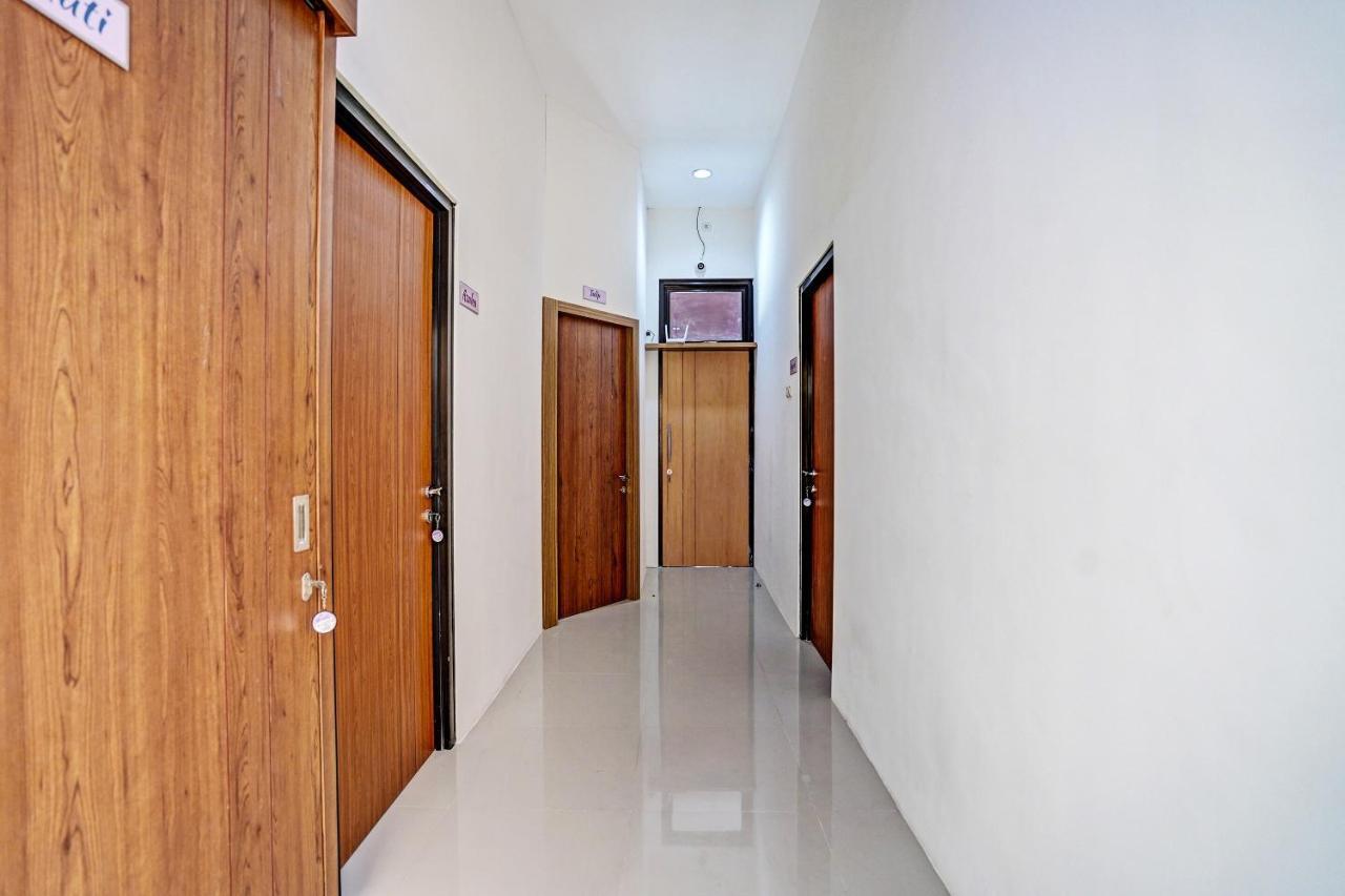 Oyo 92435 Sunlo Cozy Home Family Homestay Syariah Сурабая Екстериор снимка