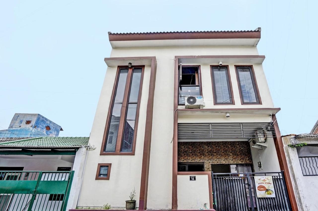Oyo 92435 Sunlo Cozy Home Family Homestay Syariah Сурабая Екстериор снимка