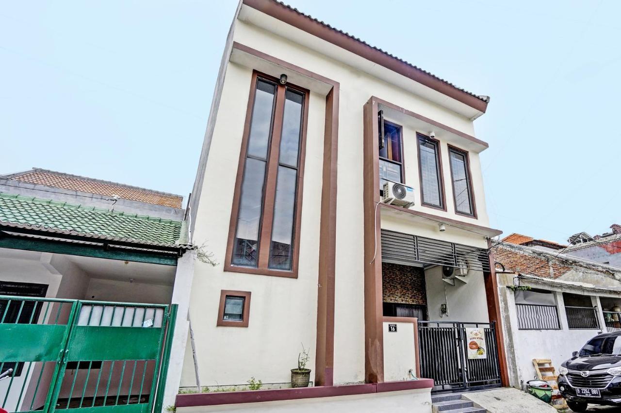 Oyo 92435 Sunlo Cozy Home Family Homestay Syariah Сурабая Екстериор снимка